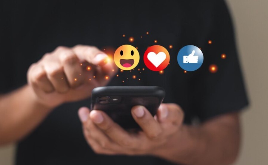 Mengikuti Akun Media Sosial yang Memberi Nilai Positif